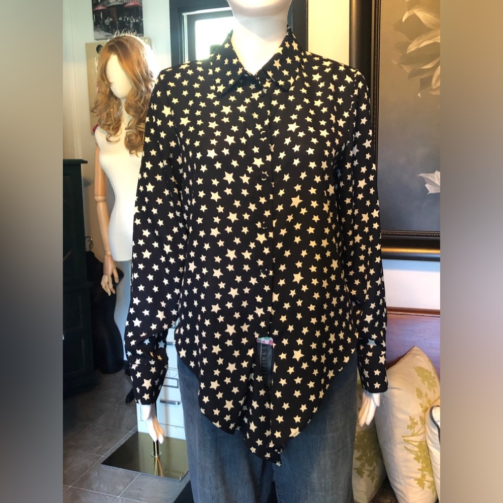 Black Star Print Button-Up Blouse - Women
Dex brand
Size M
EUC like new